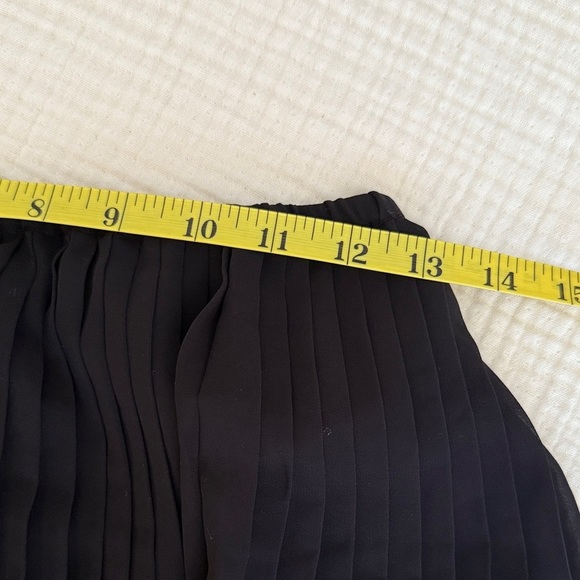 Frenchi Elegant Black Pleated Mini Skirt - Picture 6 of 7